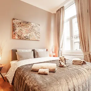 Luxury Palace By Rikas Apartamento