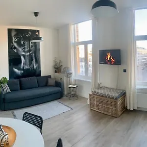 Sleep - Black And White Modern Flat With Cityview , Antwerpen België